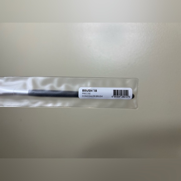 ANASTASIA BEVERLY HILLS | Brush 18 - Precise Conceal Brush - Picture 5 of 5